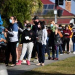 Un grupo de personas espera para poder vacunarse en Brisbane