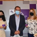 El presidente de la Diputación de Soria, Benito Serrando, entrega las tarjetas bebé