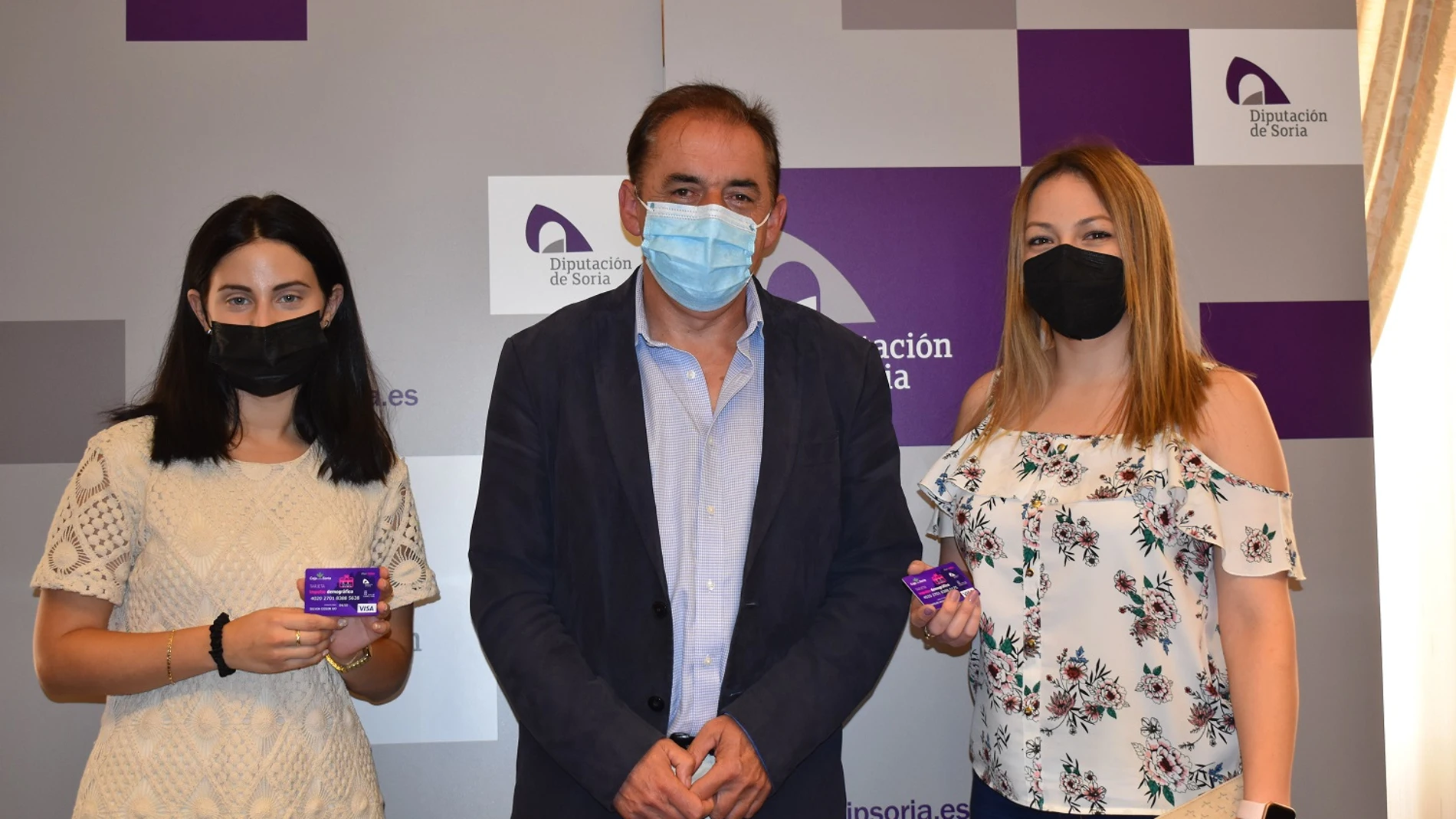 El presidente de la Diputación de Soria, Benito Serrando, entrega las tarjetas bebé