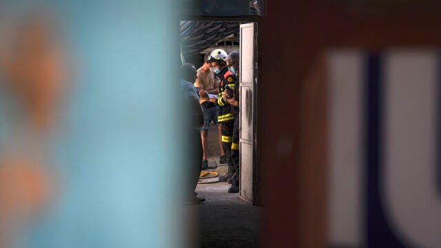 Un grupo de bomberos acuden para el desalojo de una vivienda