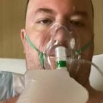 Michael Freedy, de 39 años, hospitalizado por covid