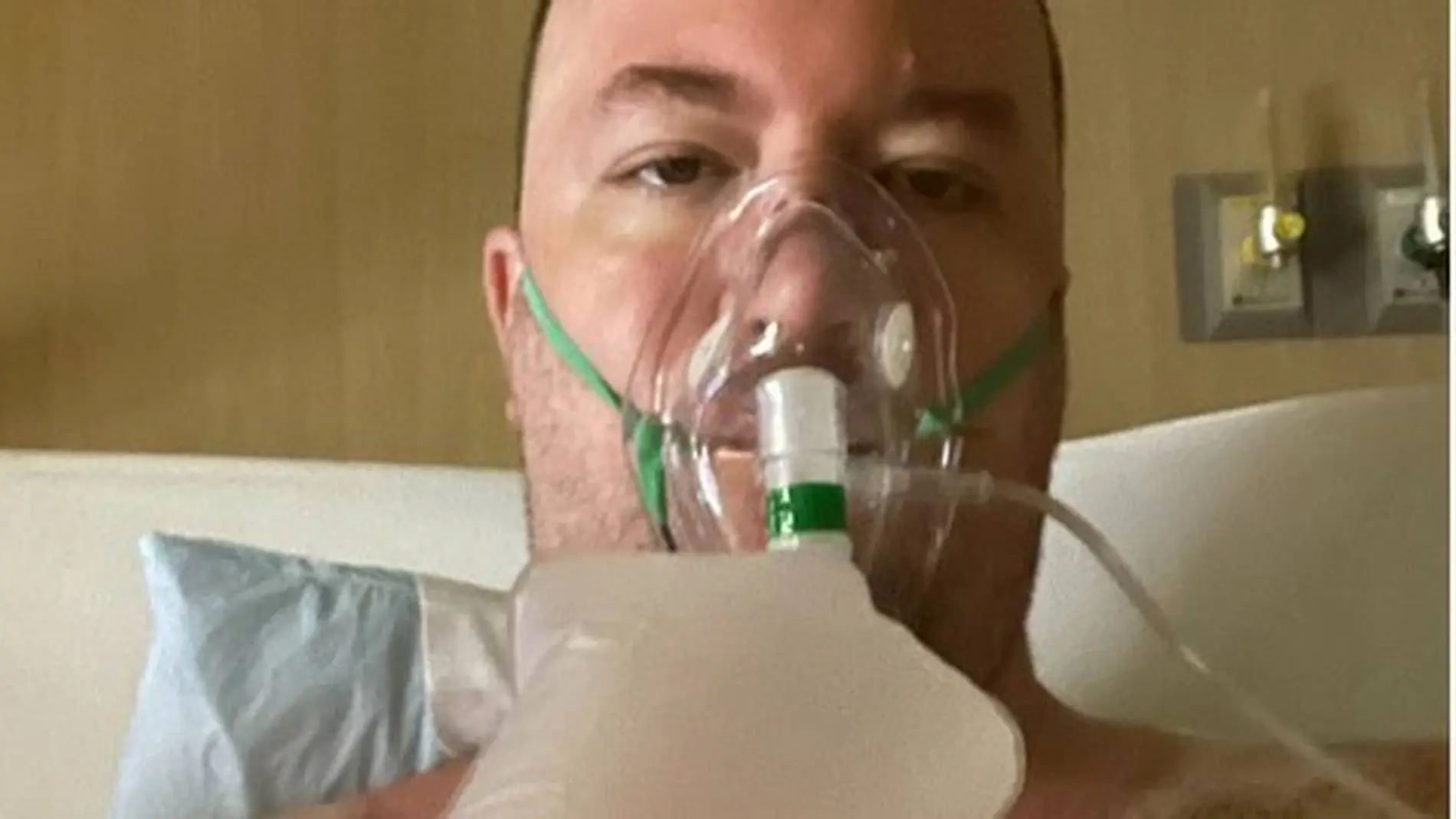 Michael Freedy, de 39 años, hospitalizado por covid