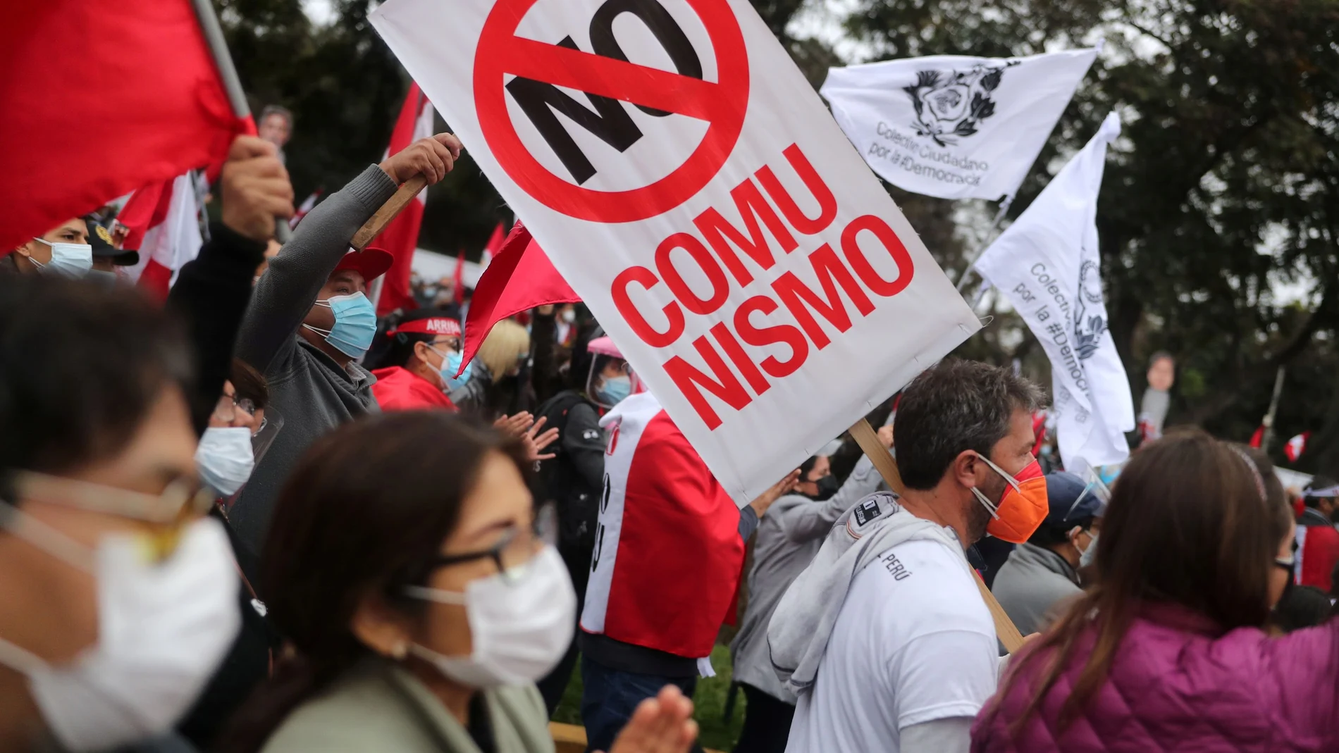 Protesta contra el comunismo y el nuevo Gobierno de Perú liderado por Pedro Castillo este domingo en Lima