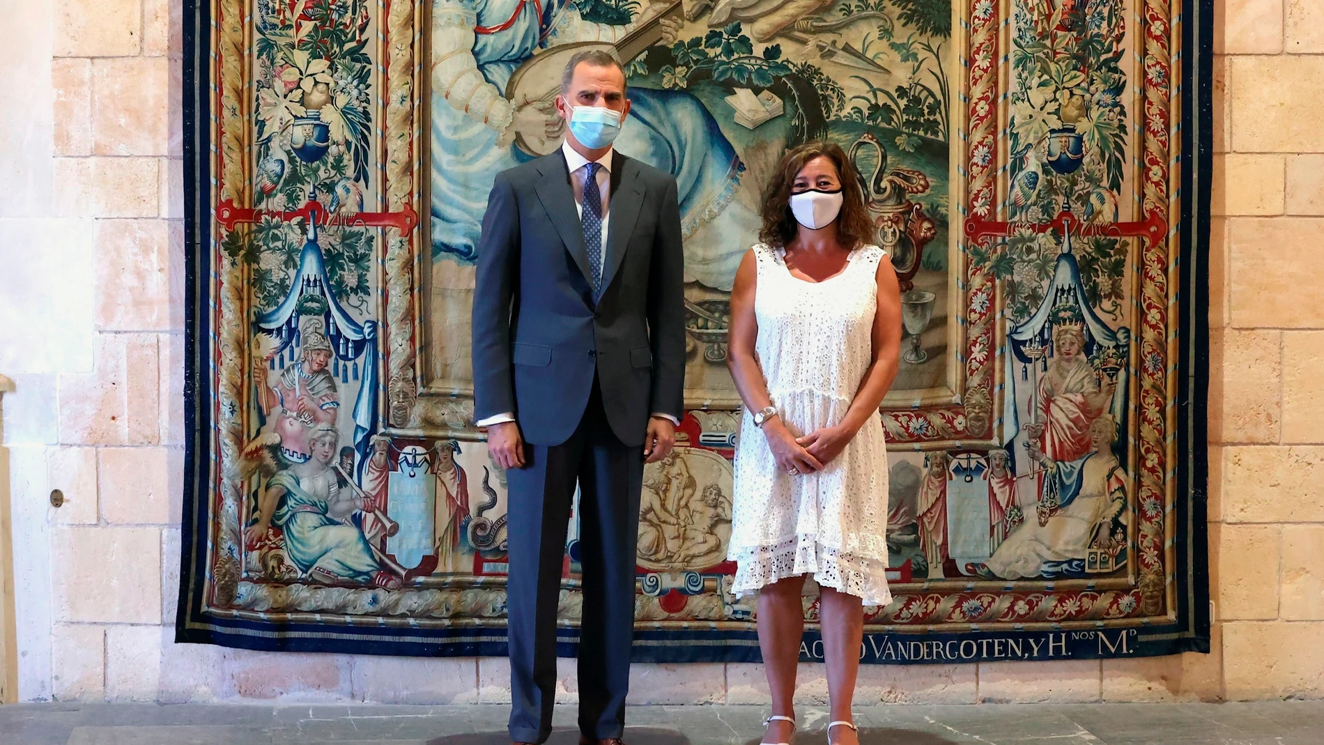 El rey Felipe VI posa junto a la presidenta de las Islas Baleares, Francina Armengol