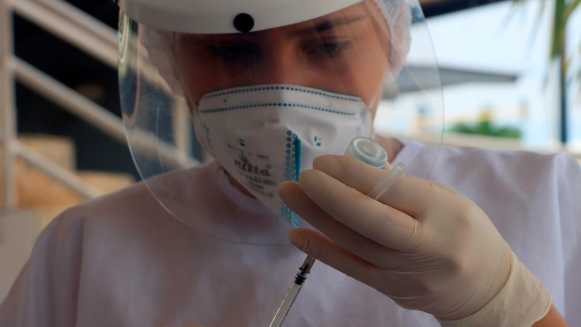 Una enfermera prepara una dosis de la vacuna contra la covid en Cartagena (Colombia), el pasado 3 de agosto.