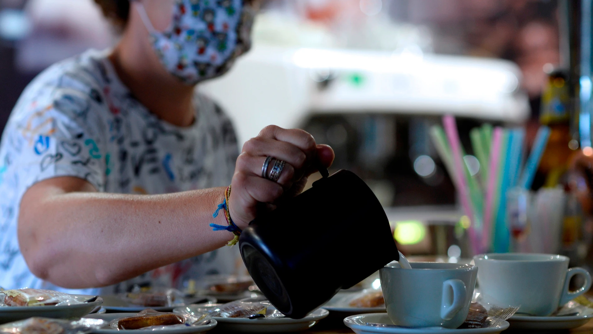 Una camarera prepara un café en un bar de Valladolid, en el día en el que se han dado a conocer la encuesta de la EPA