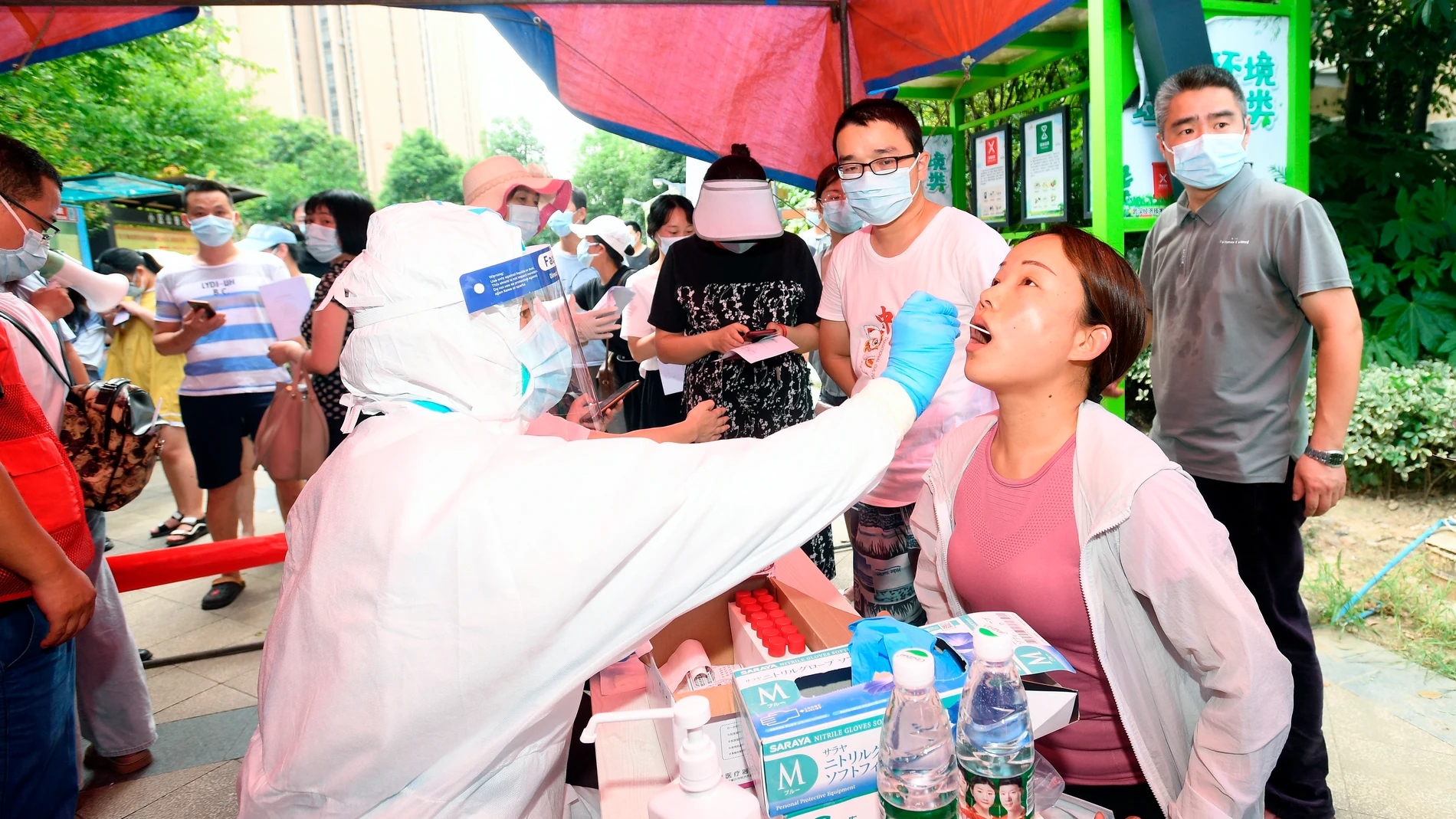 Test contra el virus en Wuhan ayer
