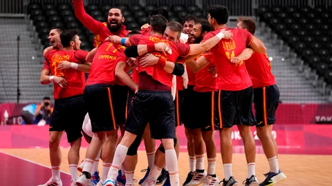 Los Hispanos celebran en medio de la pista su clasificación para las semifinales de balonmano de los Juegos de Tokio
