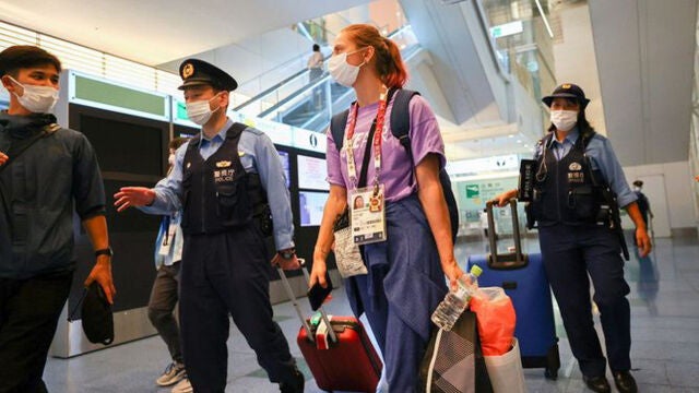 Kristsina Tsimanuskaia, con las autoridades japonesas durante los Juegos Olímpicos de Tokio