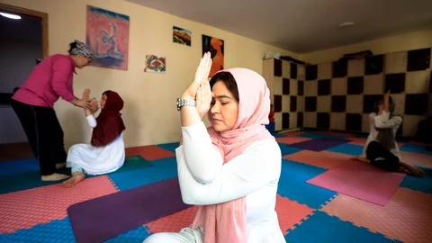 Para Human Rights Watch (HRW), el regreso de los talibanes puede «hacer que las mujeres vuelvan a una era oscura de opresión».