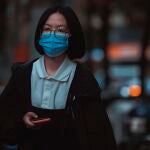 Shanghai (China), 03/08/2021.- A woman wearing a mask for protection walks on the street in Shanghai, China, 03 August 2021. According to the Shanghai Health Commission report on 02 August, a cargo driver at the Shanghai Pudong International Airport tested positive for COVID-19. All close contacts have been tested negative so far, and the patient has no connection with the recent outbreak in other Chinese cities. 85 percent of people in Shanghai have been vaccinated by 02 August. EFE/EPA/ALEX PLAVEVSKI