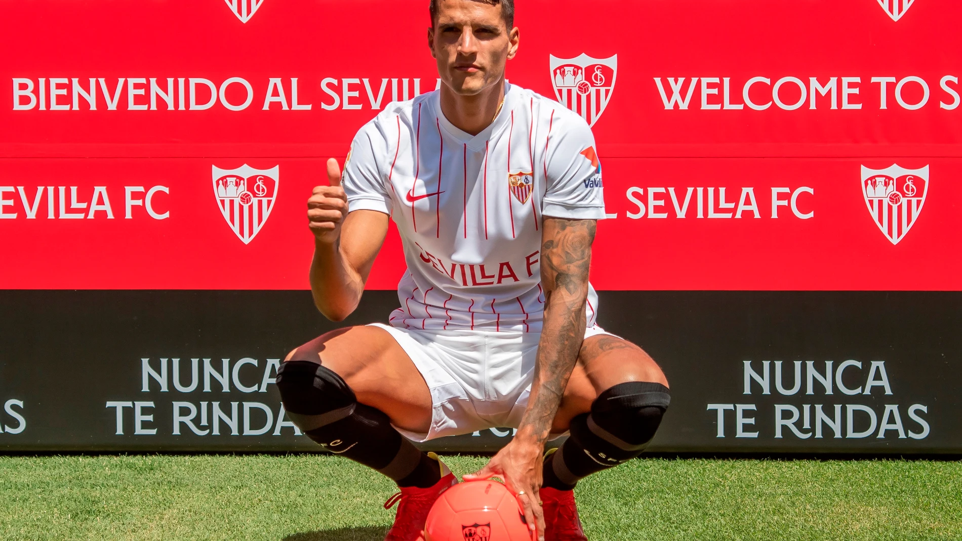 El jugador argentino Erik Lamela durante su presentación como futbolista del Sevilla. EFE/ Raúl Caro.