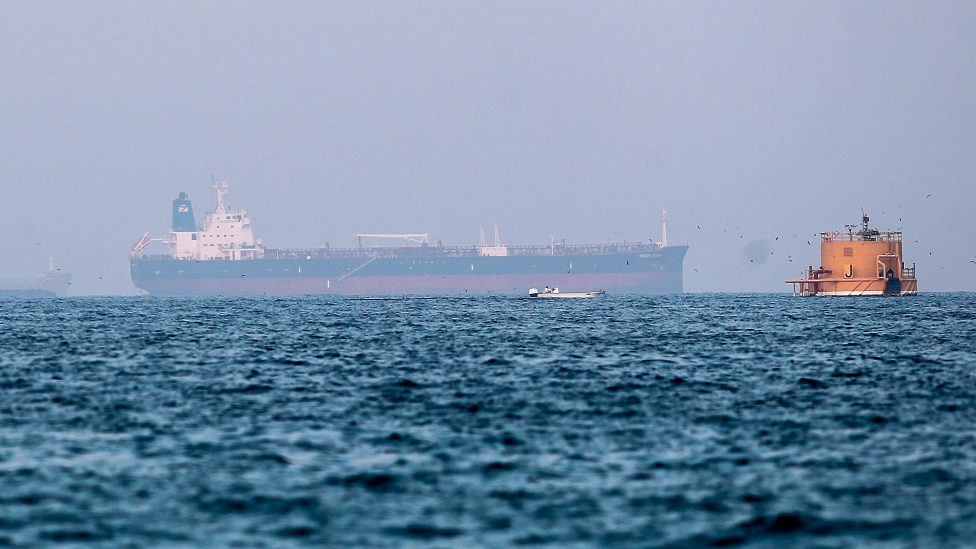 Imagen del buque atacado el pasado viernes en la costa de Omán