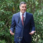 El presidente del Gobierno, Pedro Sánchez, ofrece una rueda de prensa a su llegada al Palacio de Marivent,