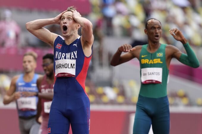Karsten Warholm reacciona llevándose las manos a la cabeza después de batir el récord del mundo de 400 vallas