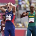 Karsten Warholm reacciona llevándose las manos a la cabeza después de batir el récord del mundo de 400 vallas