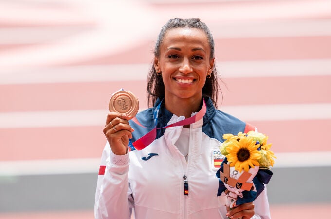 Ana Peleteiro, del Equipo Español, posa con la medalla de bronce conseguida en triple salto de atletismo durante los JJOO 2020, a 2 de agosto, 2021 en Tokio, JapónSportMedia / Europa Press02/08/2021