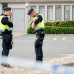 La Policía sueca inspecciona el lugar donde se ha producido esta tarde el tiroteo en Kristianstad