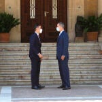 El Rey Felipe VI (d) recibe en el Palacio de Marivent al presidente del Gobierno, Pedro Sánchez (i)