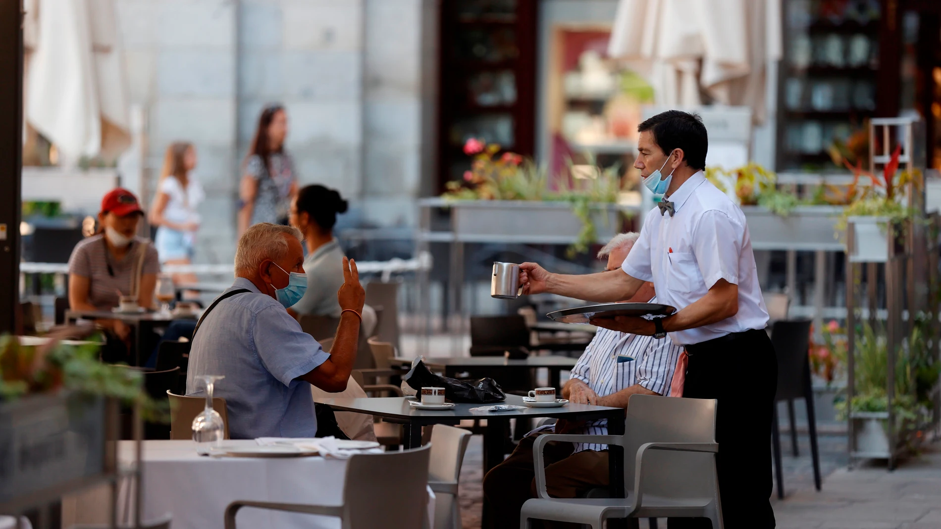 Un camarero trabaja en una cafetería del centro de Madrid