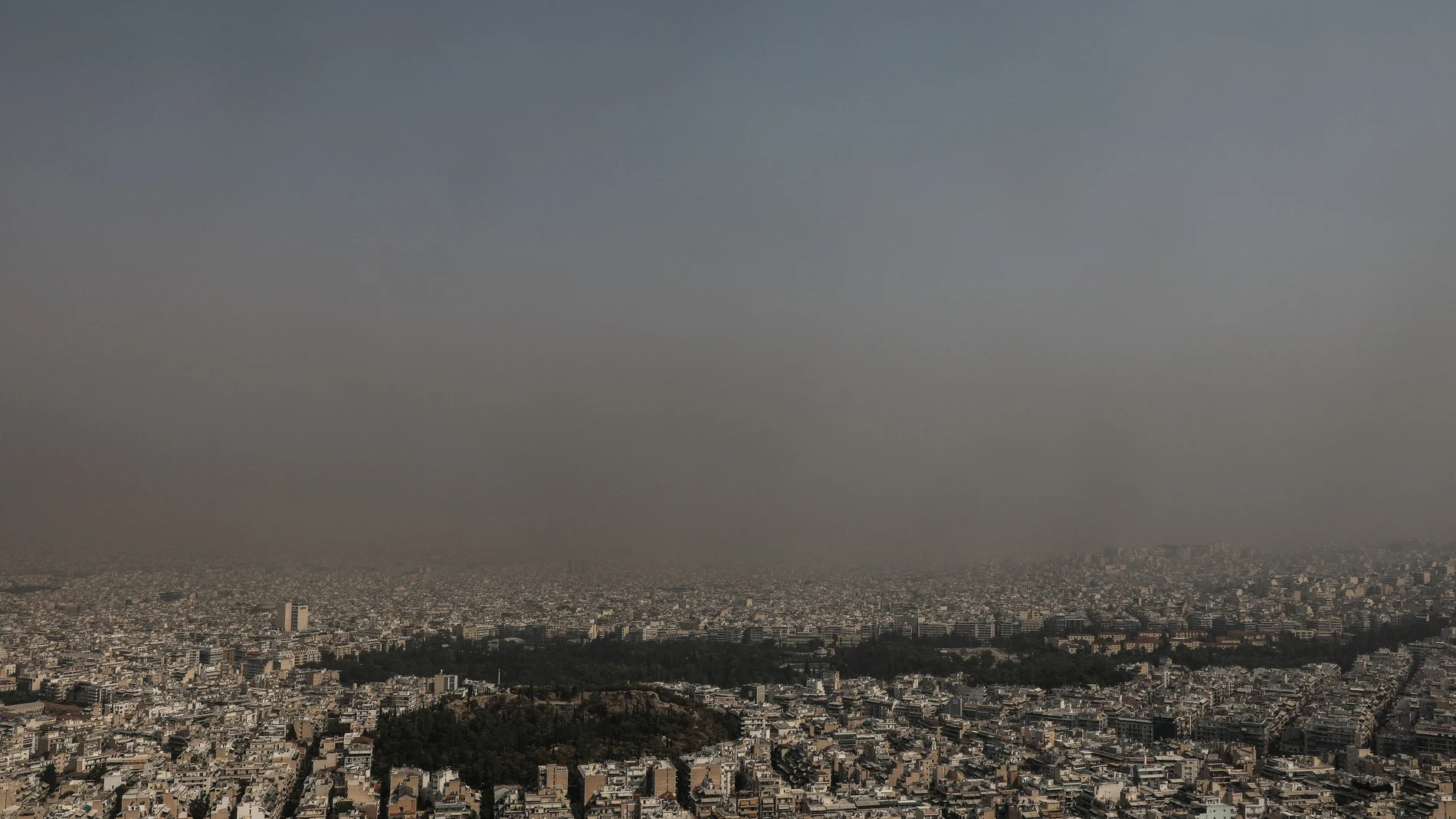 Atenas ha amanecido cubierta de humo y ceniza por los incendios en los suburbios