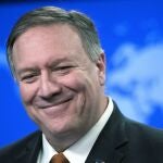 El ex secretario de Estado, Mike Pompeo, sonríe, en una foto de archivo de 2019