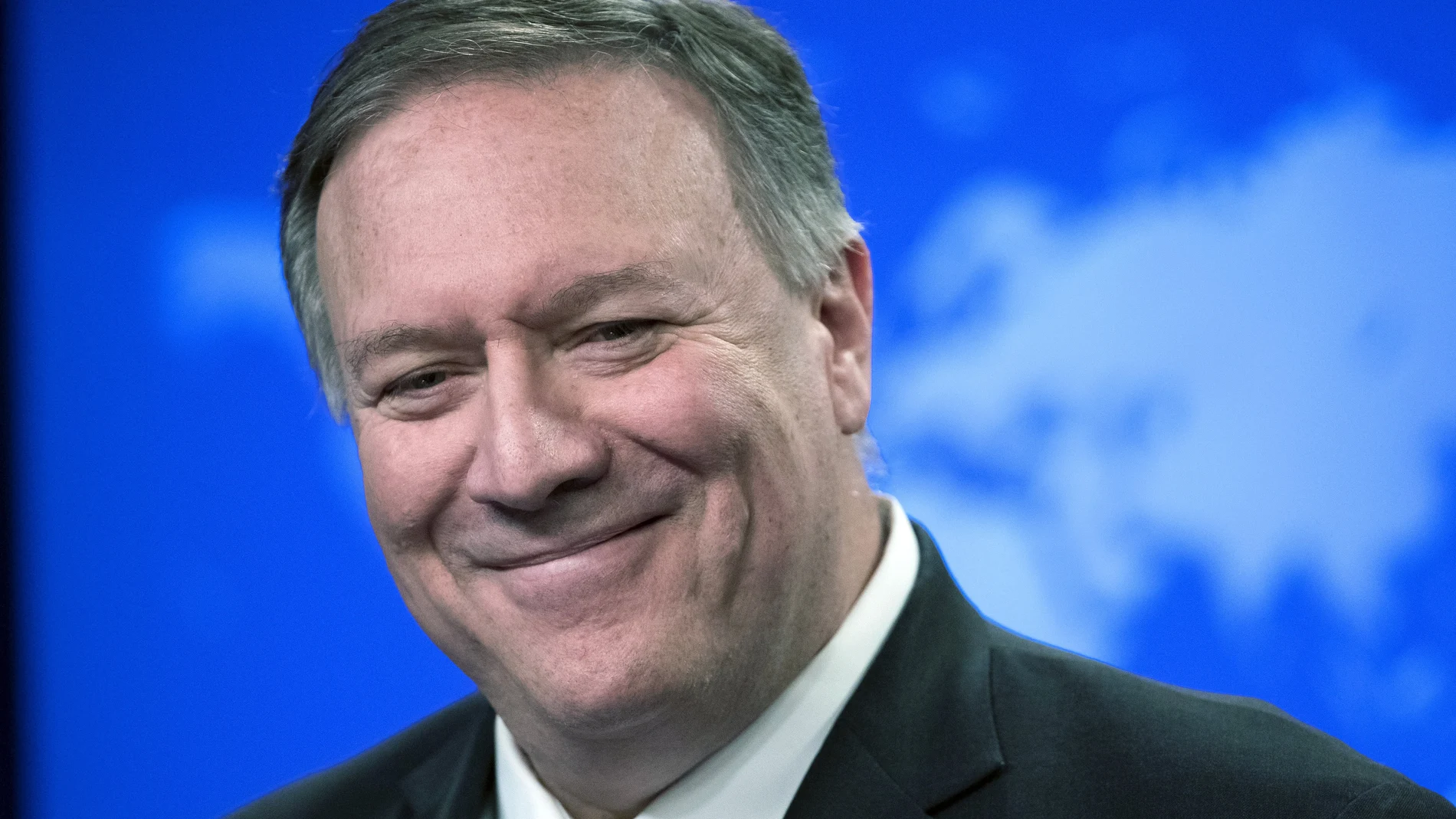 El ex secretario de Estado, Mike Pompeo, sonríe, en una foto de archivo de 2019