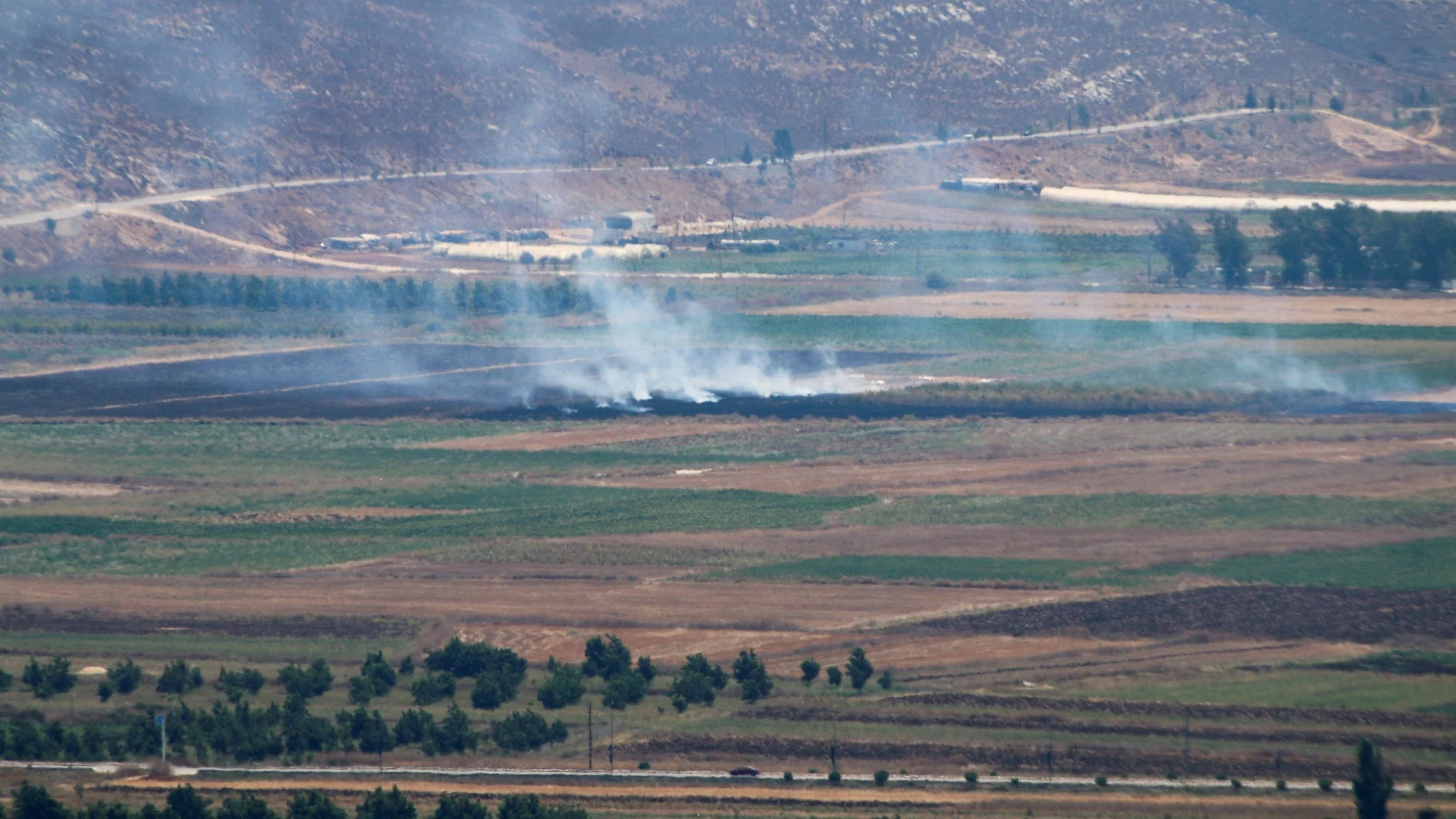 El humo se eleva visto desde Marjayoun, cerca de la frontera con Israel, Líbano