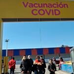 AME6763. BUENOS AIRES (ARGENTINA), 04/08/2021.- Adultos acompañan a jóvenes y niños a una jornada de vacunación contra la covid-19 para menores de edad, el 3 de agosto de 2021, en Buenos Aires (Argentina). El aumento de casos detectados de variante Delta en Argentina eleva la incertidumbre por el devenir de la situación epidemiológica en el país, mientras se empieza a vacunar a los menores de edad con enfermedades previas y se avanza en los estudios para combinar vacunas de diversas marcas ante el déficit de segundas dosis de la Sputnik-V. EFE/ Enrique García Medina