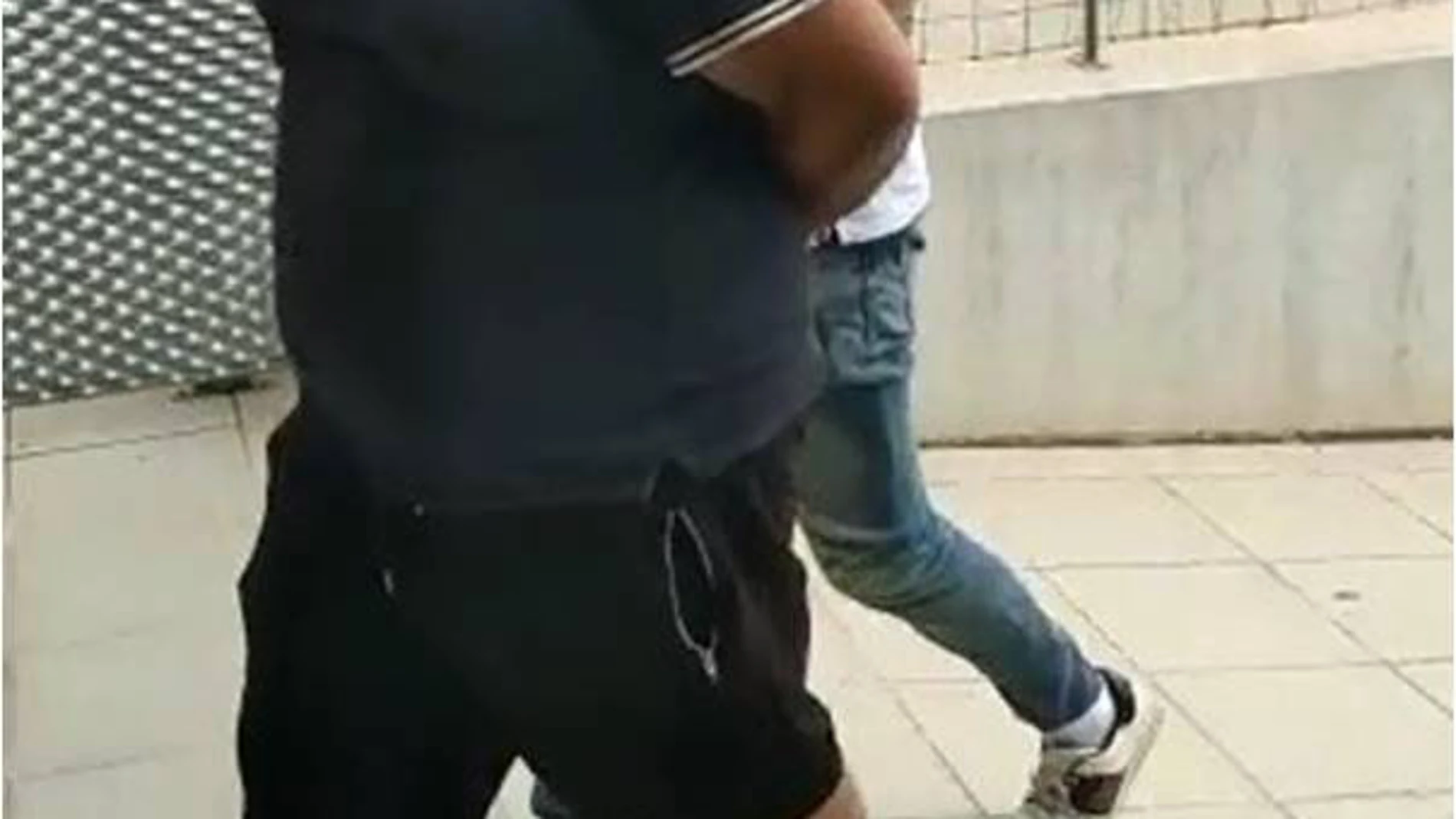 Uno de los detenidos es trasladado por la Guardia Civil