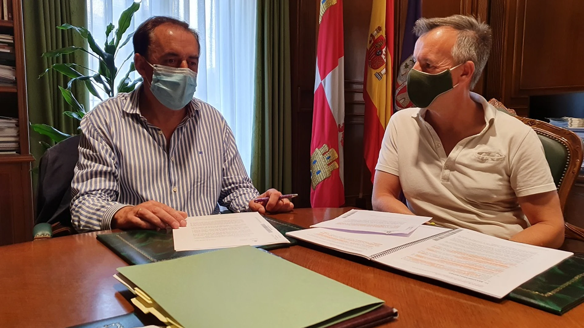 El presidente de la Dipuación de Soria, Benito Serrano, junto al tesorero Francisco Aguayo