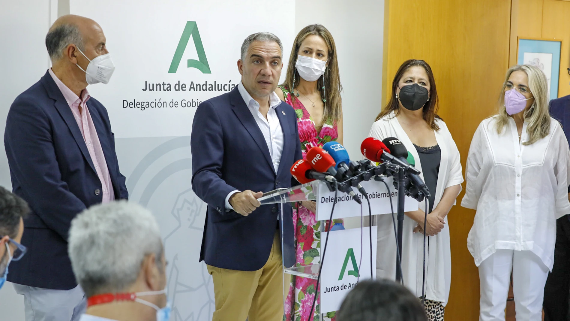 El consejero de la Presidencia, Administración Pública e Interior, Elías Bendodo (c), en rueda de prensa. A. Pérez / Europa Press