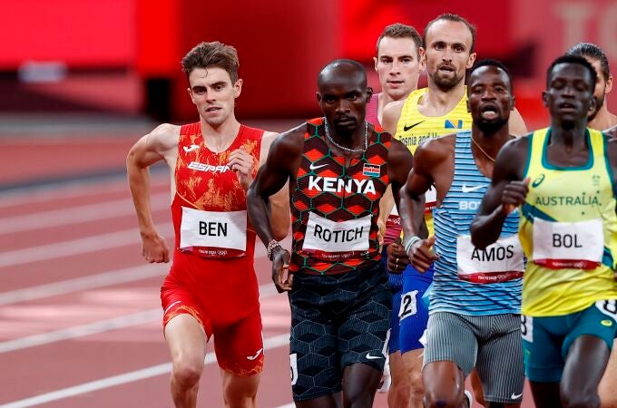 El keniata Ferguson Rotich y el español Adrián Ben, en pleno esfuerzo durante la final de 800 metros en el Estadio Olímpico de Tokio