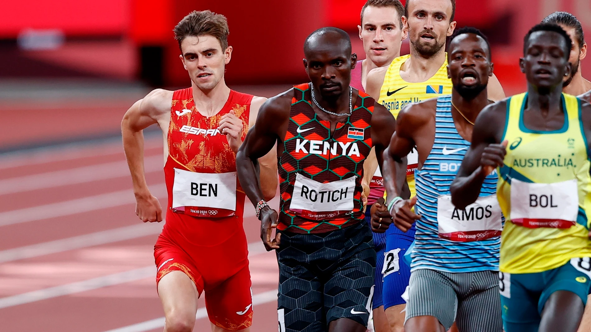 El keniata Ferguson Rotich y el español Adrián Ben, en pleno esfuerzo durante la final de 800 metros en el Estadio Olímpico de Tokio