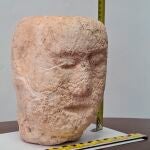 Imagen cedida por el ayuntamiento de El Rubio (Sevilla) de una escultura de una cabeza turdetana del siglo VI antes de Cristo que ha sido hallada en un campo de esta localidad sevillana. EFE/ Ayuntamiento
