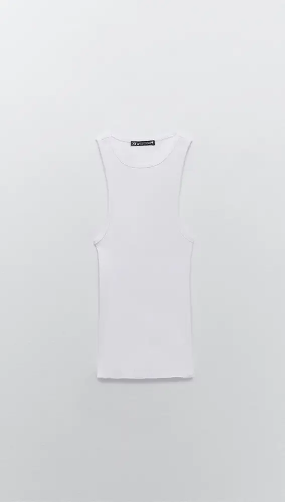 Camiseta blanca con escote halter, de Zara