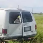 Las autoridades investigan el accidente de este vehículo en la autopista 281, al sur de la localidad de Encino, cerca de la frontera con México