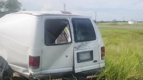 Las autoridades investigan el accidente de este vehículo en la autopista 281, al sur de la localidad de Encino, cerca de la frontera con México