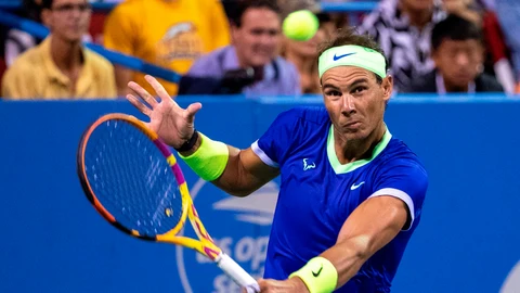 Nadal golpea una volea en su partido ante Sock