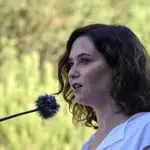 La presidenta de la Comunidad de Madrid, Isabel Díaz Ayuso, interviene en una rueda de prensa durante su visita al Parque de Bomberos de San Martín de Valdeiglesias