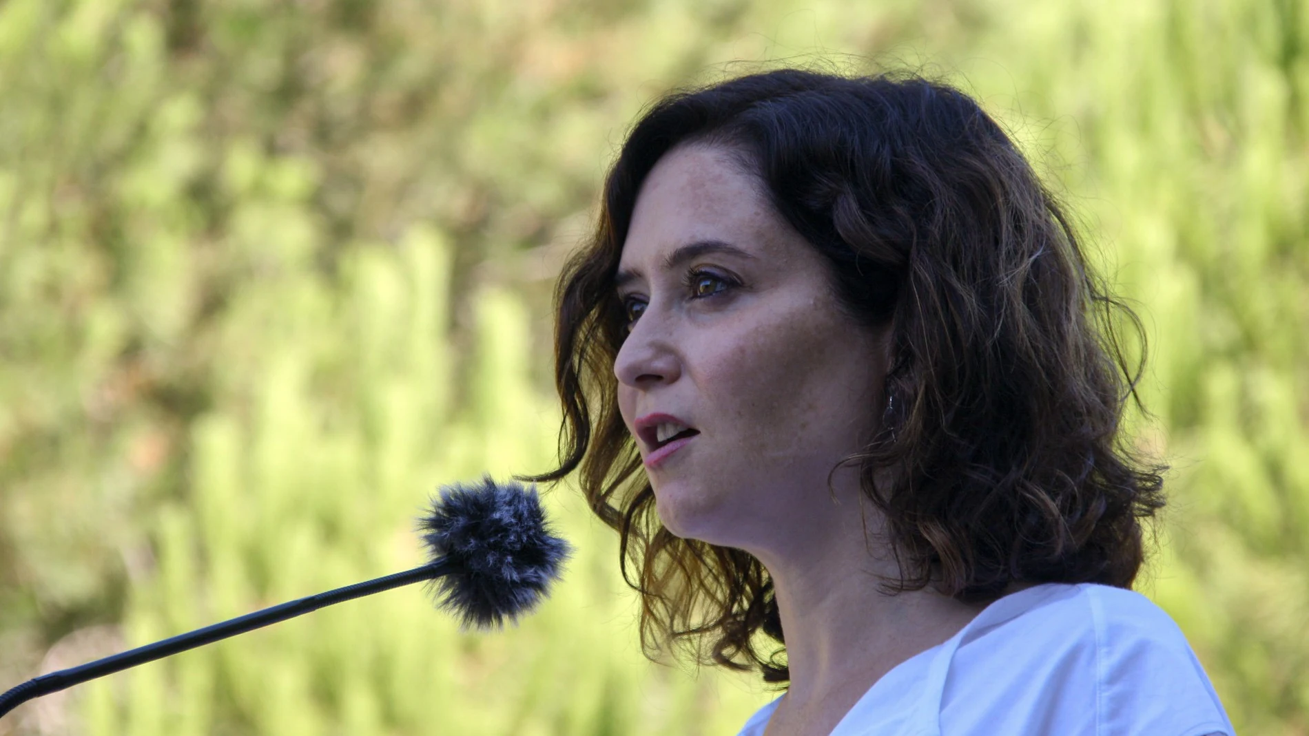 La presidenta de la Comunidad de Madrid, Isabel Díaz Ayuso, interviene en una rueda de prensa durante su visita al Parque de Bomberos de San Martín de Valdeiglesias