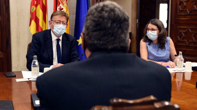 El president de la Generalitat Ximo Puig, el ministro de Inclusión, Seguridad Social y Migraciones José Luis Escrivá y la vicepresidenta y consellera de Igualdad y Políticas Inclusivas Mónica Oltra, durante la reunión de ayer en el Palacio de la Generalitat. Foto de archivo