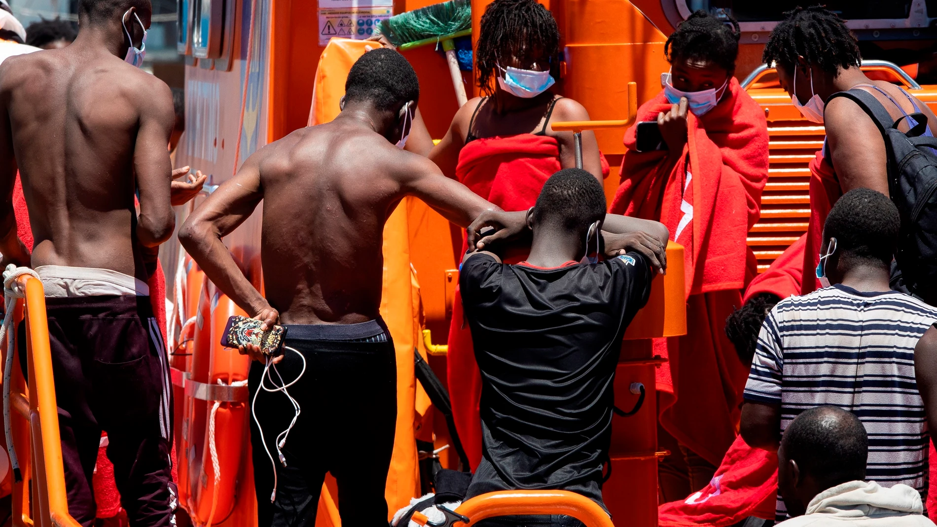 Salvamento Marítimo rescató una patera con 63 inmigrantes, 11 de ellos bebés, este viernes
