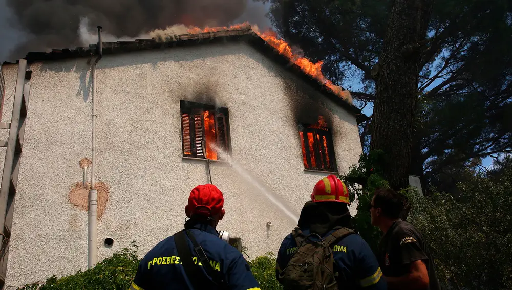 El primer ministro griego, Kyriakos Mitsotakis, ha anunciado pagos de hasta 150.000 euros a aquellas personas que hayan perdido sus hogares a causa de los incendios, así como una exención momentánea de sus obligaciones fiscales y financieras, mientras los fuegos siguen ardiendo por octavo día consecutivo.