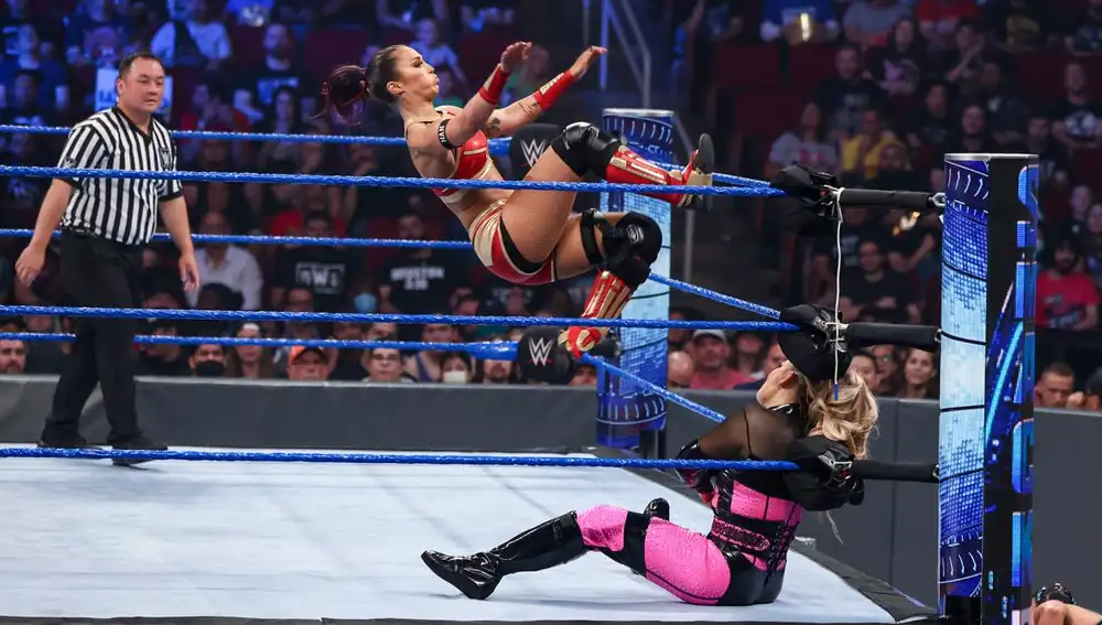 Tegan Nox, en su debut frente al público de SmackDown, aplicando un golpe sobre Natalya