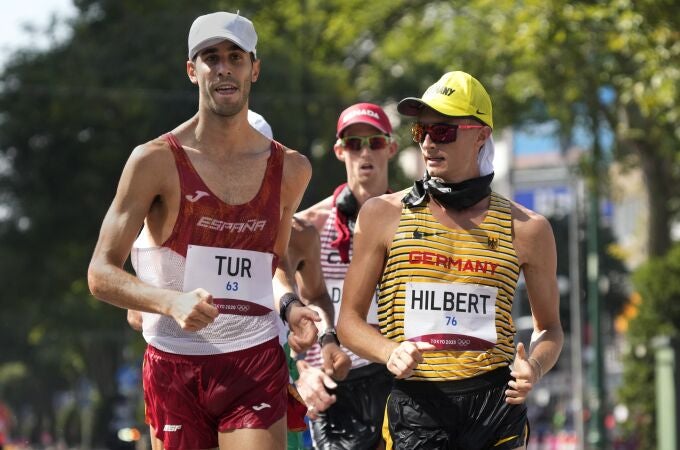 Marc Tur hizo una espectacular carrera en los 50 kilómetros marcha de los Juegos Olímpicos de Tokio, pero le fallaron las fuerzas al final