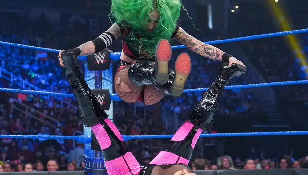 Shotzi Blackheart, con su verde melena, se ha convertido en una de las sensaciones del show azul de WWE