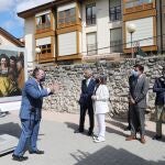 IInauguración de la exposición 'El Prado en las calles', en Aguilar de C La presidenta de la Diputación de Palencia, Ángeles Armisén, el presidente de la Fundación Iberdrola España, Fernando García, acompañados por el viceconsejero de Cultura de la Junta, Raúl Fernández Sobrino, y el director adjunto del Museo Nacional del Prado, Andrés Úbeda, inauguran la exposición 'El Prado en las calles', en Agular de Campoo (Palencia)