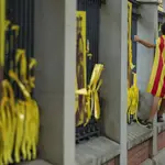  Condenan a un hombre por golpear a una mujer que quitaba lazos amarillos en Barcelona