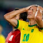 Richarlison se lamenta después del fallo en el penalti